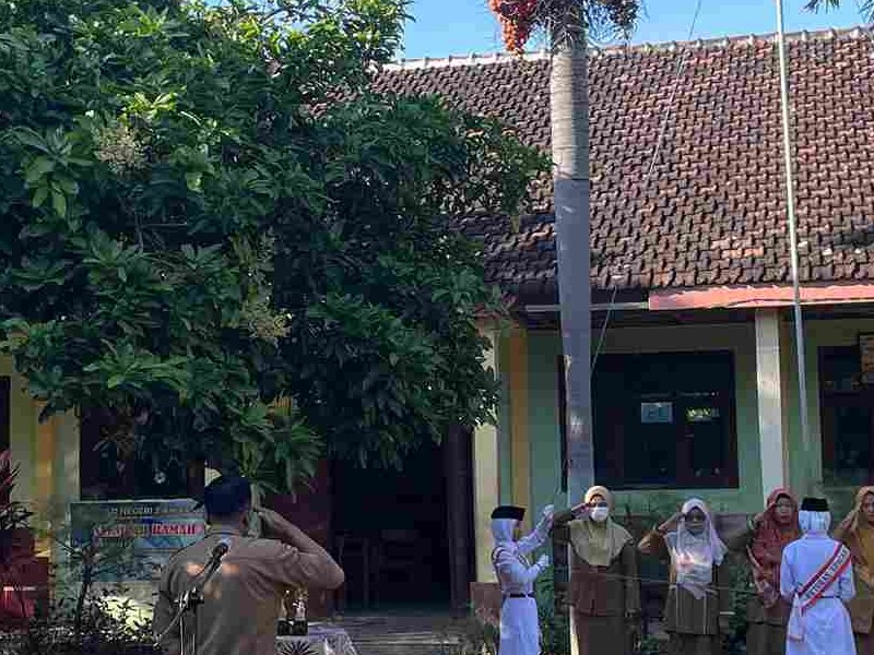 Kegiatan Rutin Upacara Bendera Hari Senin