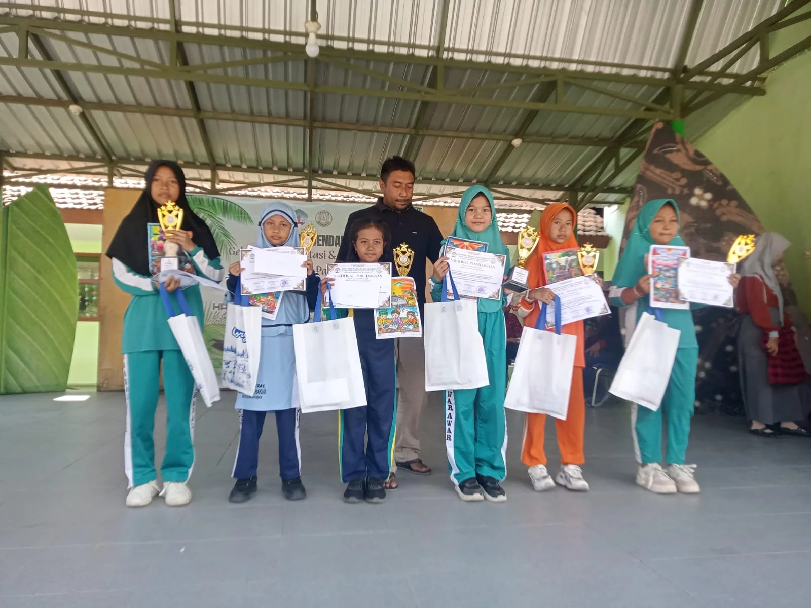 LOMBA MEWARNAI TINGKAT SD/MI KEGIATAN GEMPITA SDENDAPAL